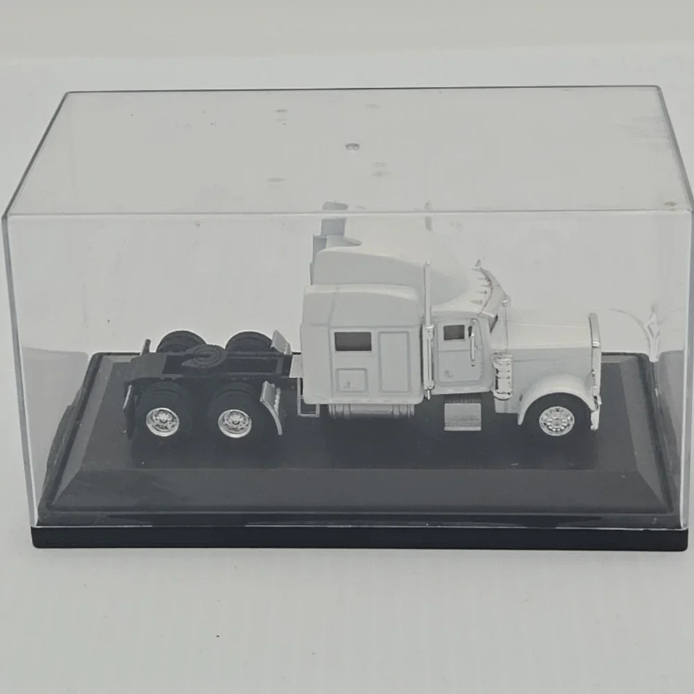 MI-64000 Peterbuilt 389 Tractor, with display case. White‎